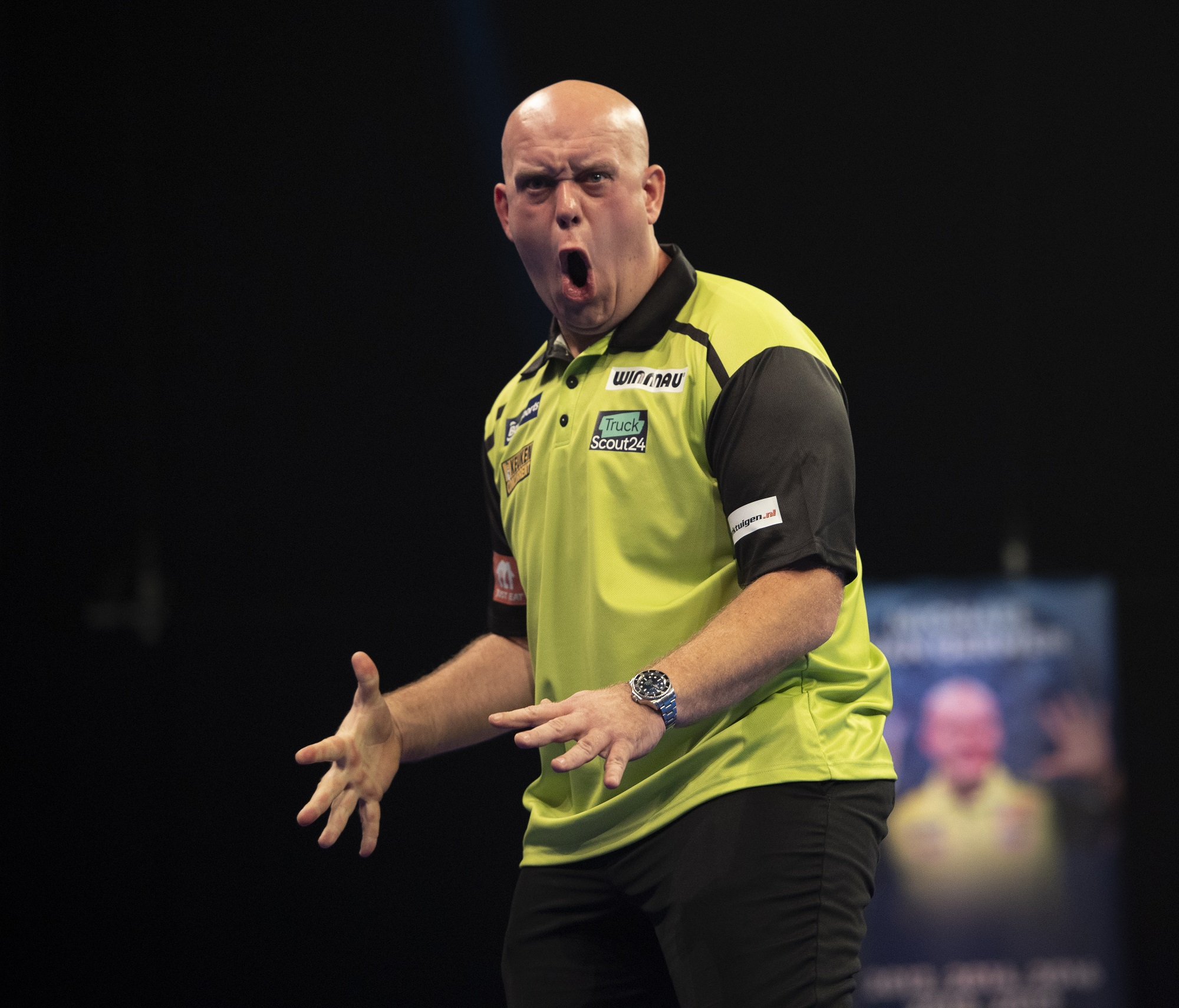 Van Gerwen and Anderson through on night three of World Grand Prix