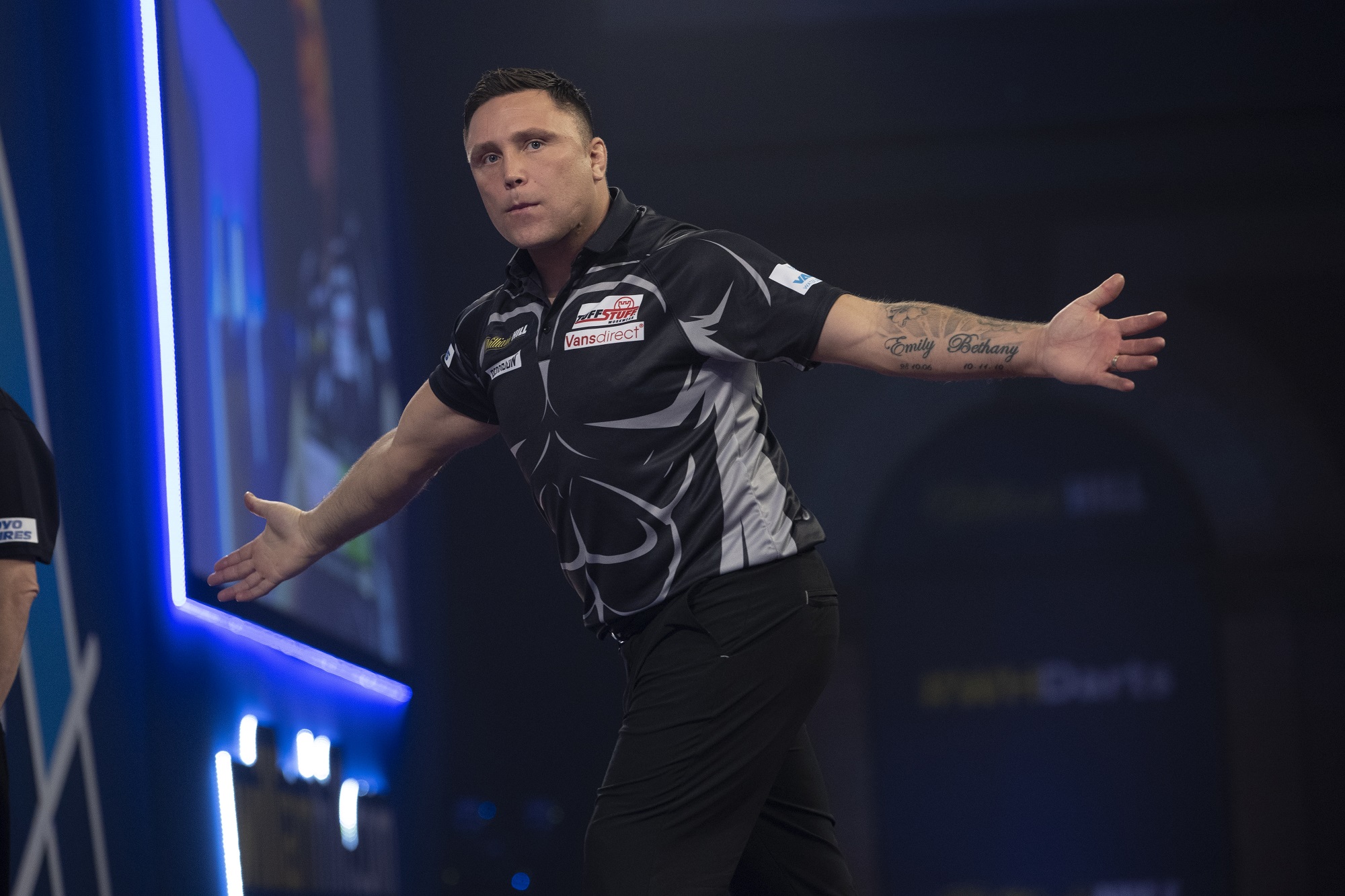 Price survives huge scare on day seven of World Darts Championship