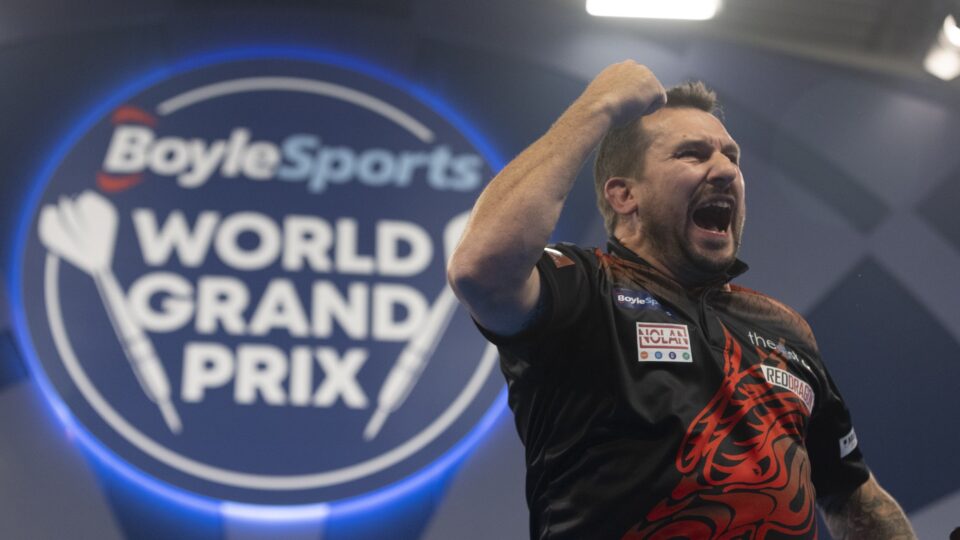 Clayton and Price fly Welsh flag on day five of BoyleSports World Grand Prix