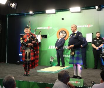 Les Wallace Walk on at Lakeside.