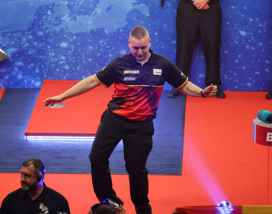 Dimitri Van den Bergh run riot against Rydz.