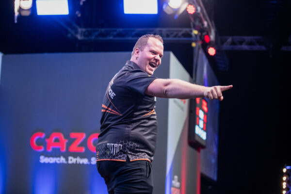 Van Duijvenbode dominates to claim Players Championship 4 