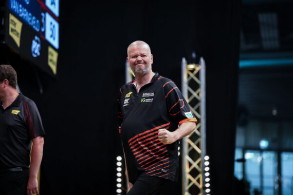 Chris Mason Questions how long Raymond van Barneveld has left