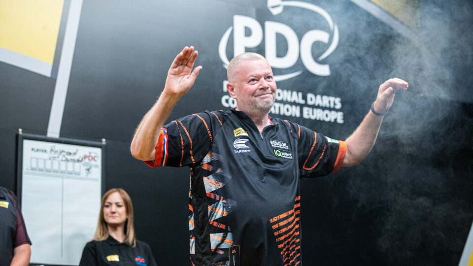 James Wade prevails as Raymond van Barneveld exits PDC World Darts Championship first round