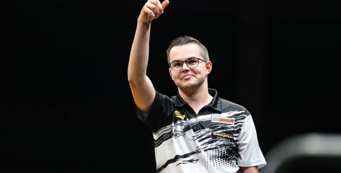 Van Veen keeps his World Grand Prix hopes alive on day 1 at the Hungarian Darts Trophy