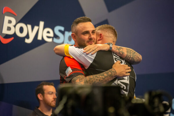 Humphries edges epic comeback on blockbuster quarter-final night at the World Grand Prix 