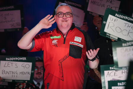 Bunting continues his World Darts Championship Campaign