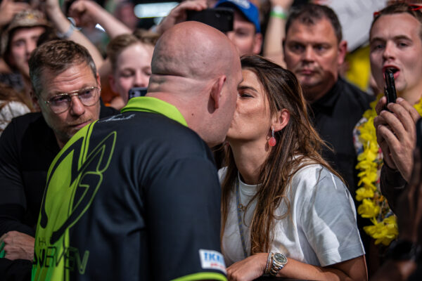 9 darter from Smith not enough as van Gerwen will lead home hopes 