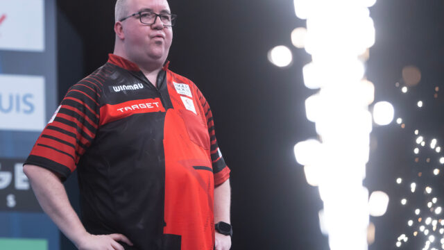 Cross crashes out and Bunting survives a massive scare on Day One of the 2025 Winmau World Masters