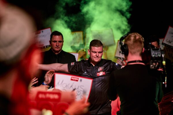 Van Gerwen survives a scare as the big names shine in Gottingen Van Gerwen survives a scare as the big names shine in Gottingen