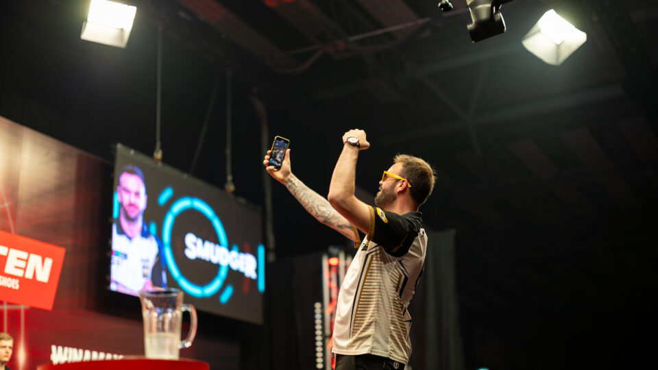 Smith dazzles and van Veen sets up Anderson clash on day one at the European Darts Grand Prix.