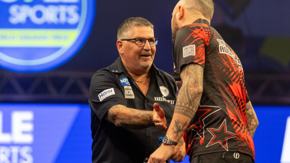 Anderson and Humphries into the final 8 as Stephen Bunting crashes out 
