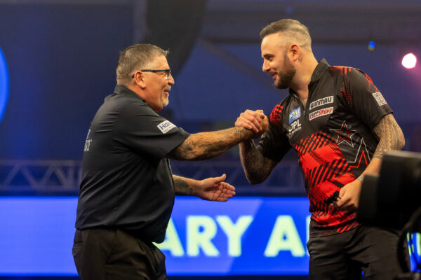 Anderson and Humphries into the final 8 as Stephen Bunting crashes out 