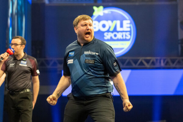 Anderson and Humphries into the final 8 as Stephen Bunting crashes out 