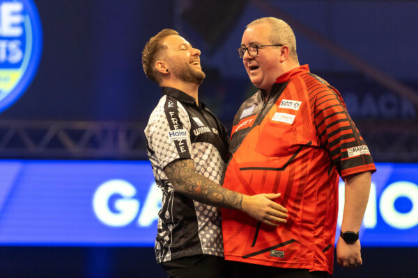Anderson and Humphries into the final 8 as Stephen Bunting crashes out 