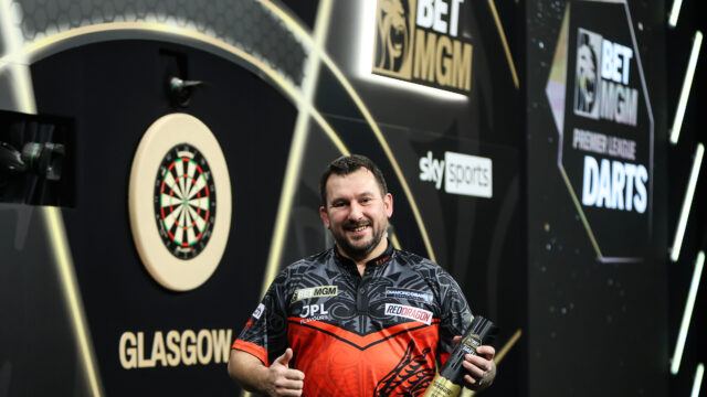 Classy Jonny Clayton moves to the top after night win in Glasgow 
