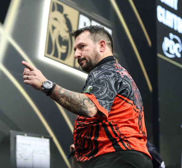 Classy Jonny Clayton moves to the top after night win in Glasgow 