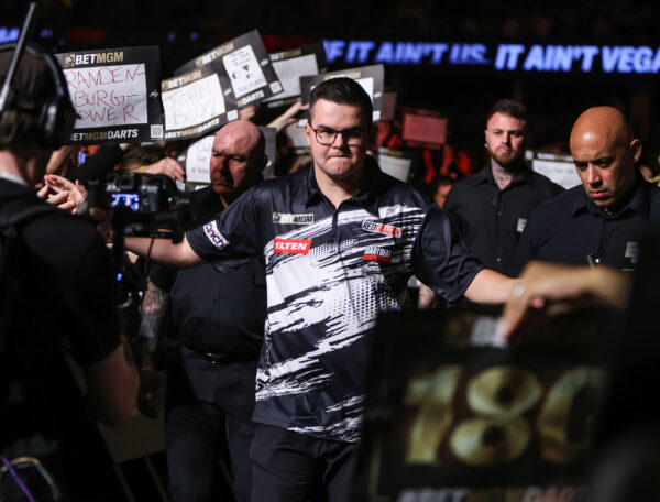 Classy Jonny Clayton moves to the top after night win in Glasgow 