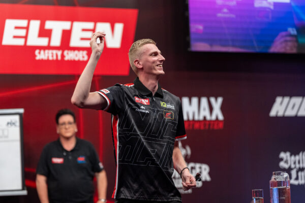 Nathan Aspinall powers into the last 16 as Jan Schmidt